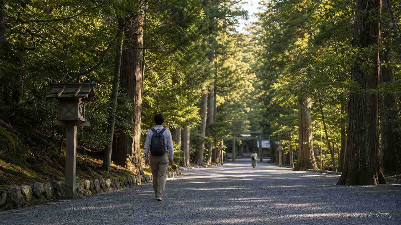 伊勢神宮内宮の参道をゆっくり歩く旅行者の後ろ姿