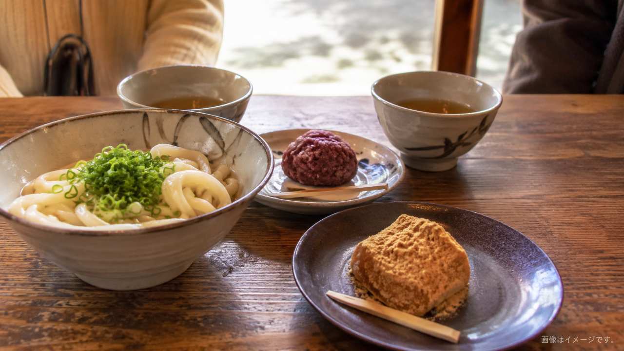 伊勢うどん、和菓子、お茶を並べた伊勢グルメのテーブルフォト、温かみのある自然光、デート中の休憩