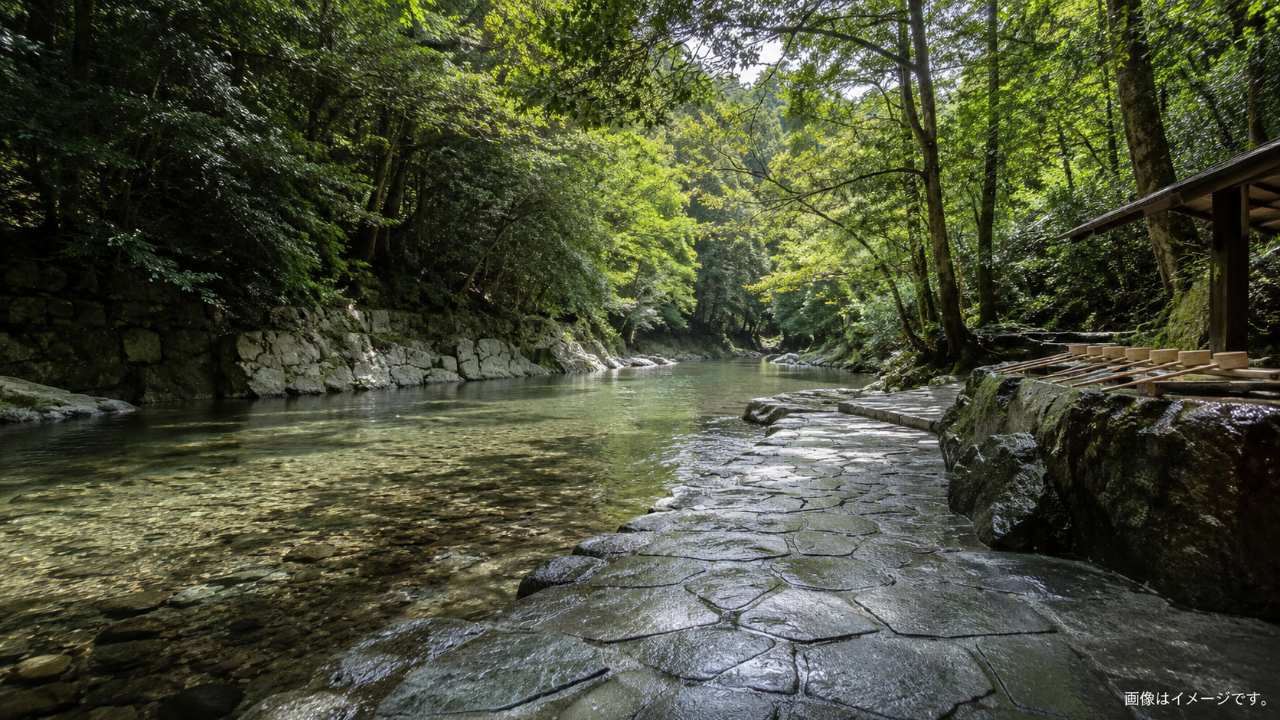 伊勢神宮内宮の五十鈴川御手洗場をイメージした清らかな川辺